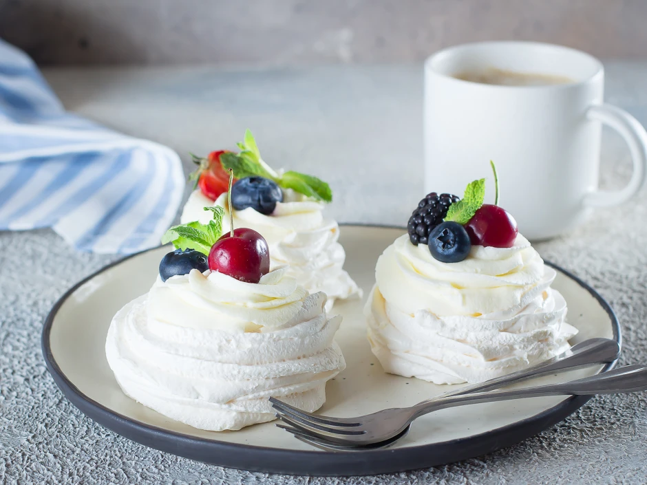 Mini-Pavlova mit Früchten