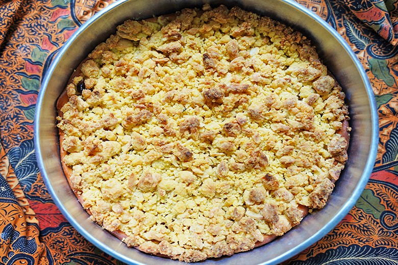 Gestreuselter Nashi-Birnenkuchen mit Rosinen