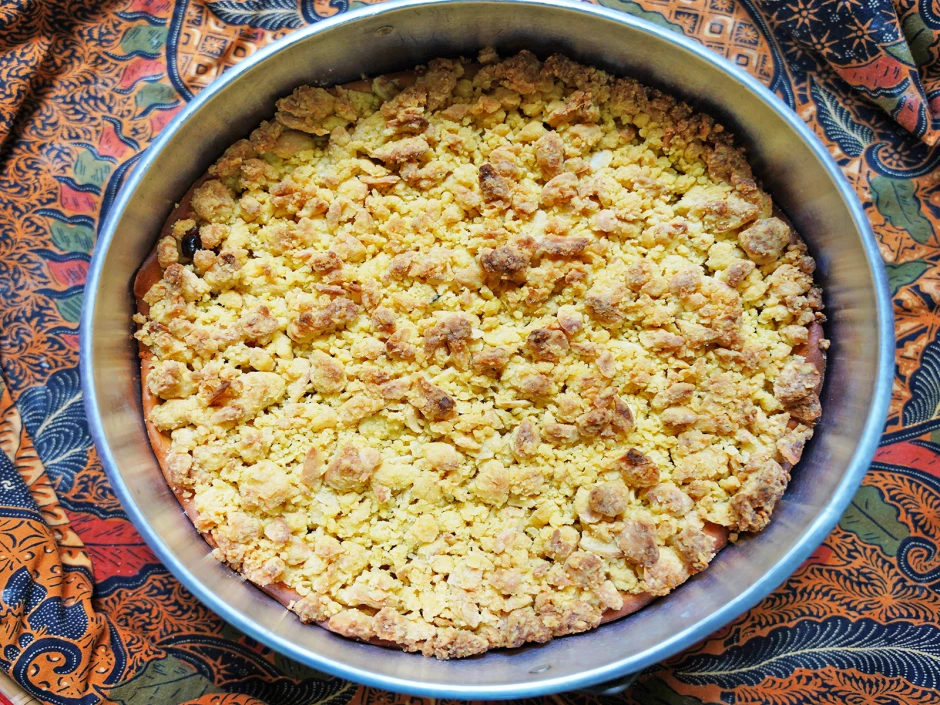 Gestreuselter Nashi-Birnenkuchen mit Rosinen