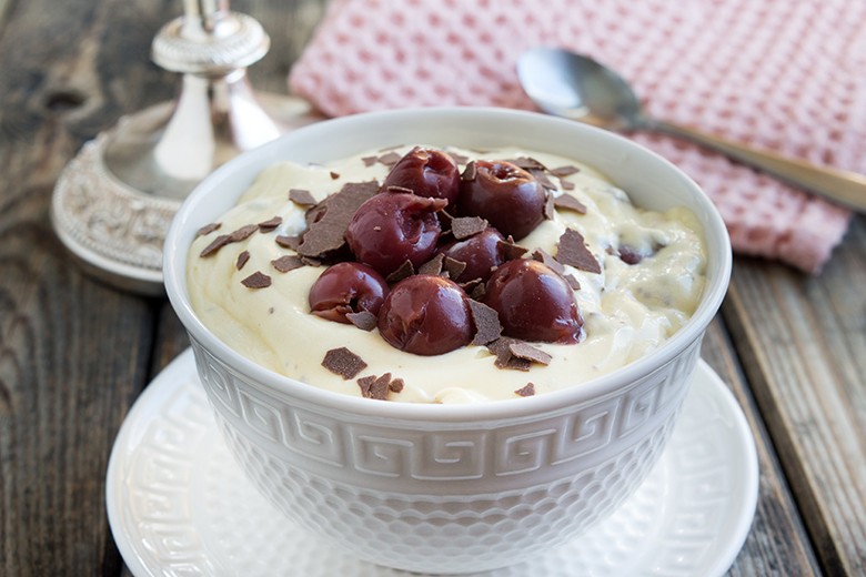Stracciatellacreme mit Kirschen