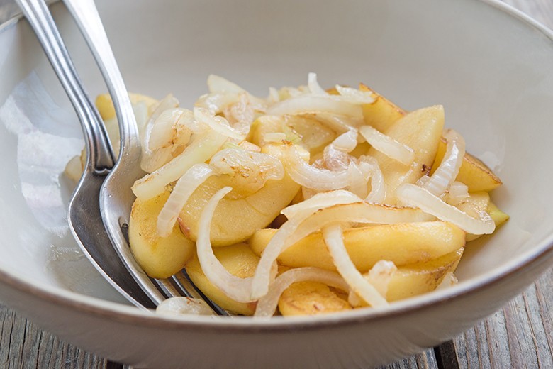 Glacierte Äpfel mit Schalotten