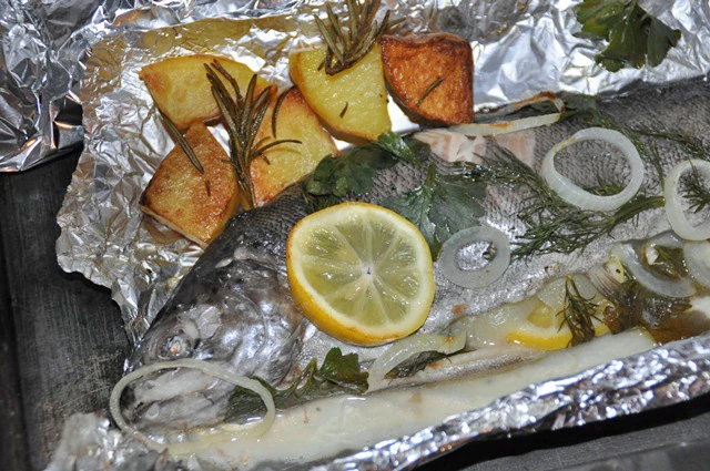 Fisch in Folie gebacken mit Rosmarinkartoffeln