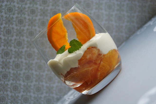 Campari-Orangen auf Joghurtcreme