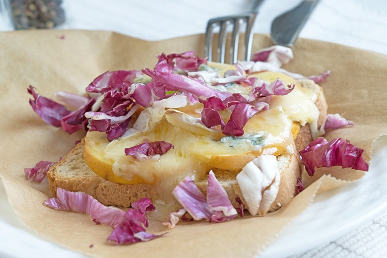 Toast mit Blauschimmelkäse und Radicchio