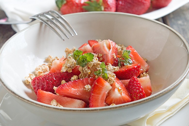 Erdbeersalat mit Haferflockenkrokant