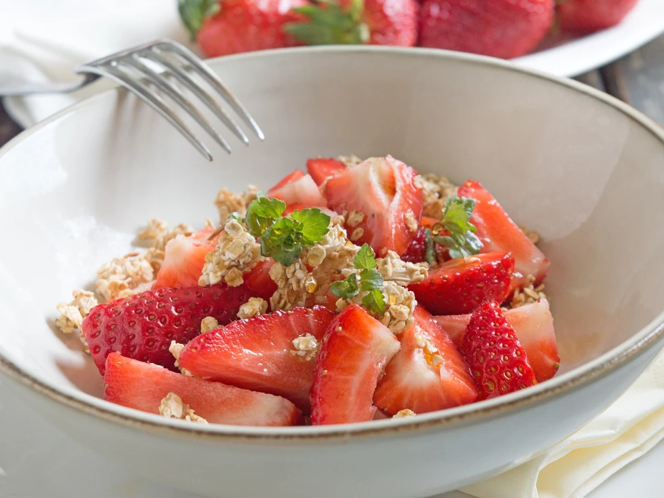 Erdbeersalat mit Haferflockenkrokant