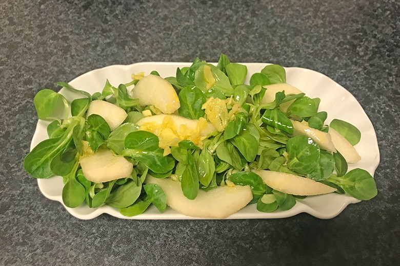Vogerlsalat mit Birne und Ingwer