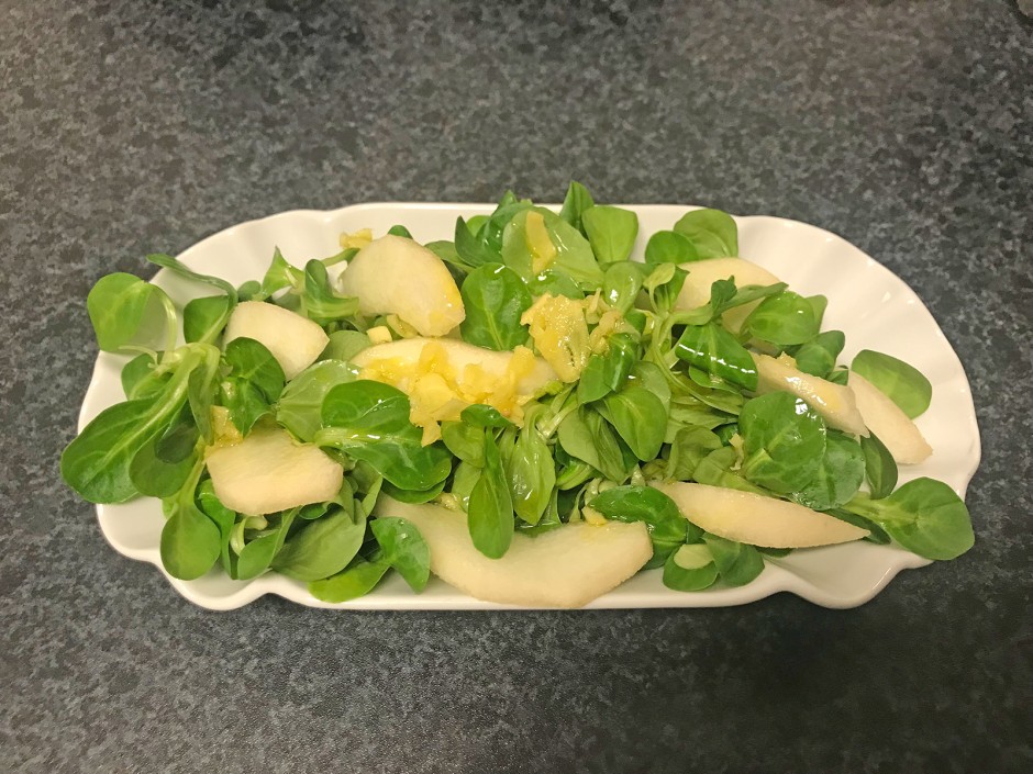 Vogerlsalat mit Birne und Ingwer