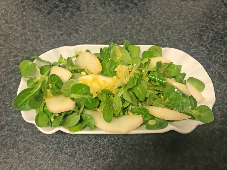 Vogerlsalat mit Birne und Ingwer