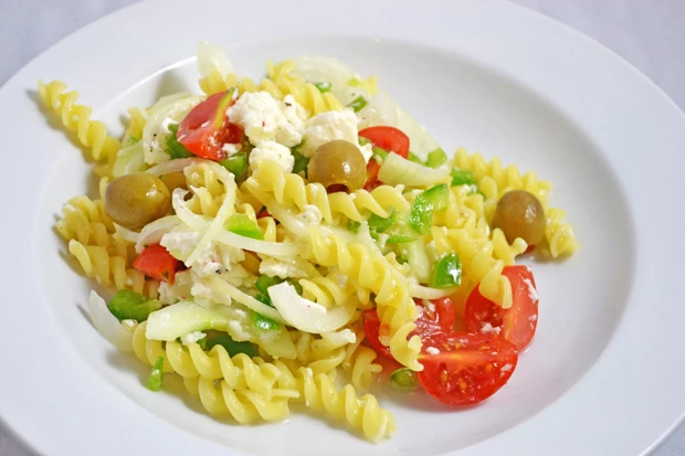 Griechischer Nudelsalat