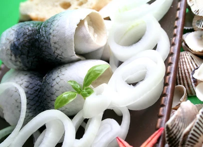 Heringsröllchen auf Gurkensalat