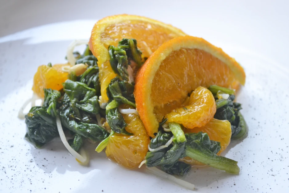 Mandarinen mit gebratenem Spinat
