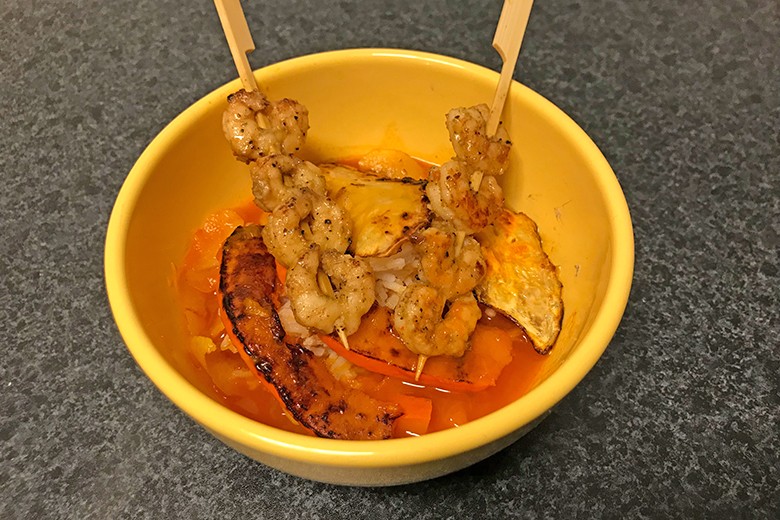 Reistopf mit Kürbis, Sellerie und Garnelenspießen