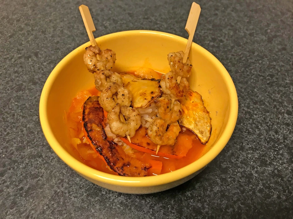Reistopf mit Kürbis, Sellerie und Garnelenspießen