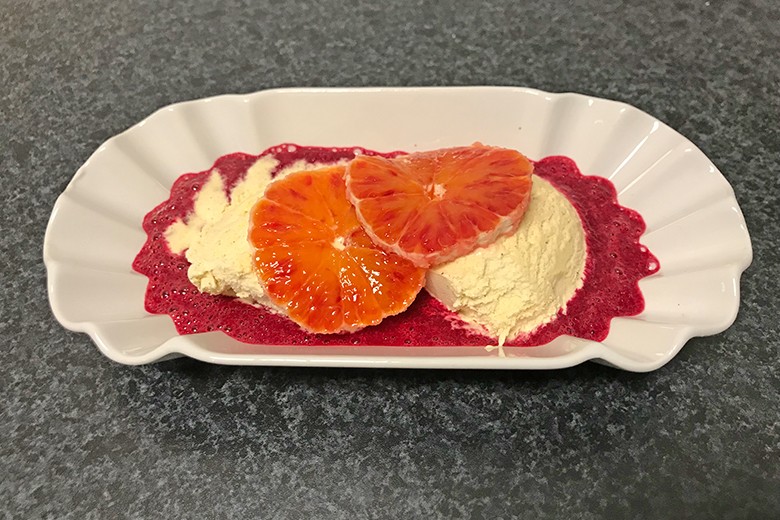 Warmes Rote Rüben-Blutorangen-Püree mit Vanilleeis