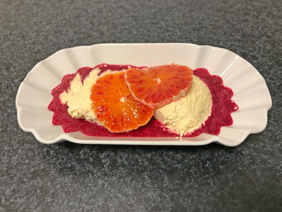 Warmes Rote R&uuml;ben-Blutorangen-P&uuml;ree mit Vanilleeis