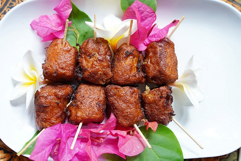 Knusprig frittierte Bananen im Teigmantel