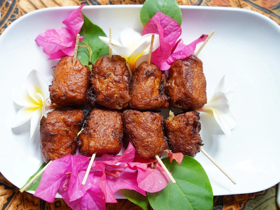 Knusprig frittierte Bananen im Teigmantel