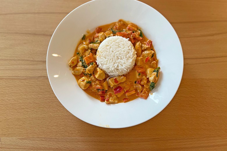 Ajvar Hühnchen mit Blattspinat