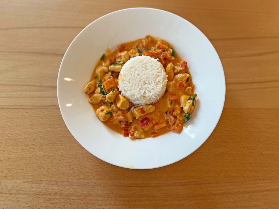 Ajvar Hühnchen mit Blattspinat