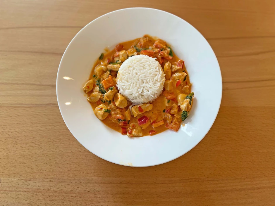 Ajvar Hühnchen mit Blattspinat