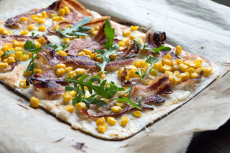 Flammkuchen mit Schinken-Mais Belag
