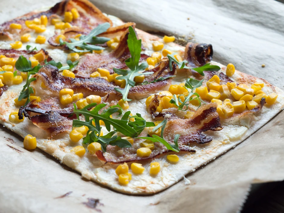 Flammkuchen mit Schinken-Mais Belag