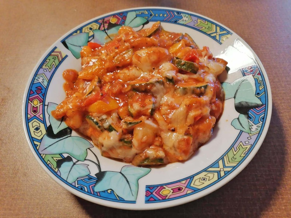 Überbackene Gnocchi in Tomatensauce mit Gemüse