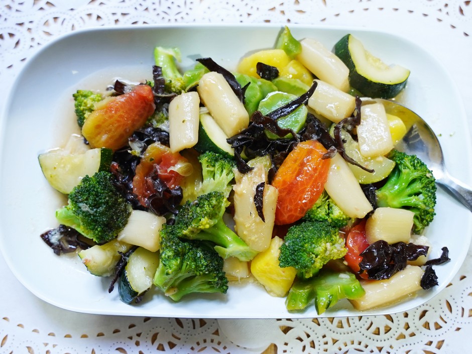 Spargel mit Brokkoli, Ananas und Mu Er-Pilzen