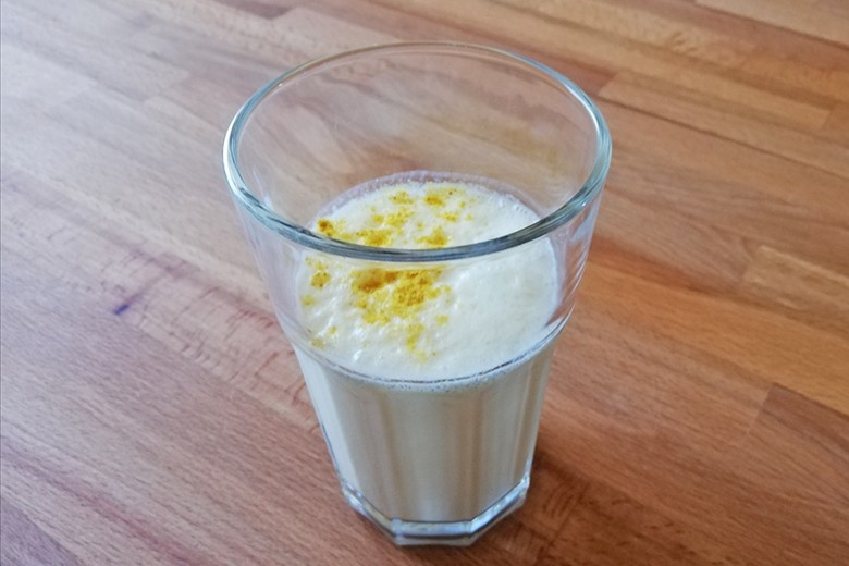 Mango-Joghurt Shake mit Currypulver