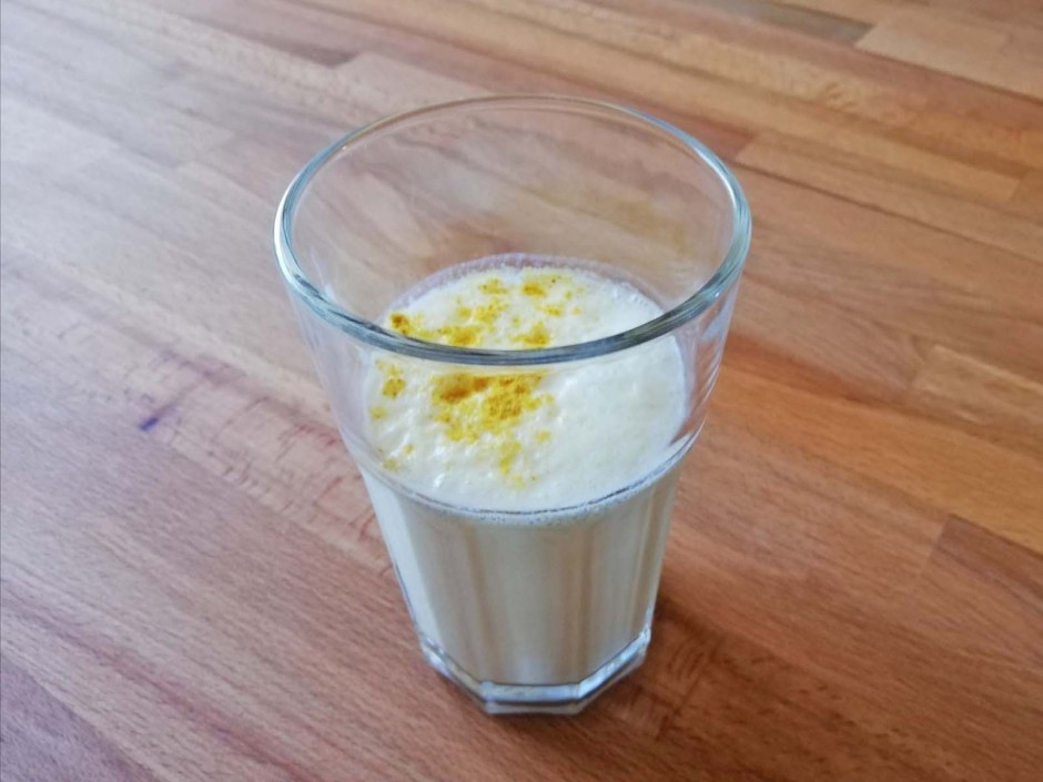 Mango-Joghurt Shake mit Currypulver