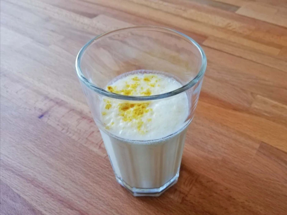 Mango-Joghurt Shake mit Currypulver