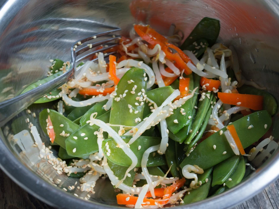 Asiatischer Zuckerschotensalat mit Ingwerdressing
