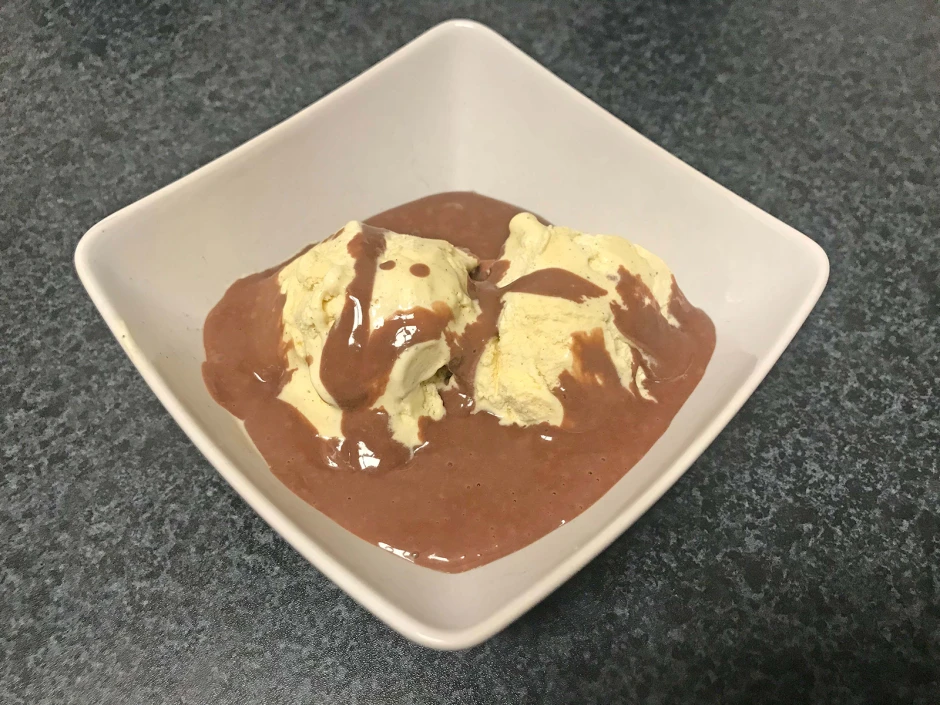 Vanilleeis mit hei&szlig;er Schokoso&szlig;e