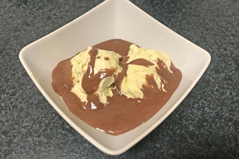 Vanilleeis mit heißer Schokosoße