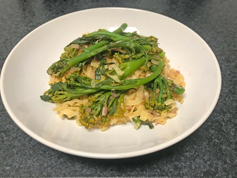 Nudelpfanne mit Sprossenbrokkoli