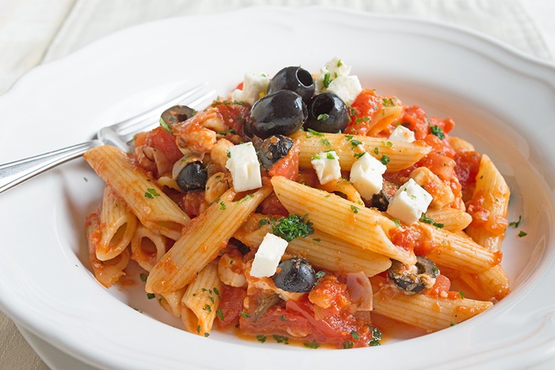 Pasta mit Tomaten, Schinken und Schafkäse