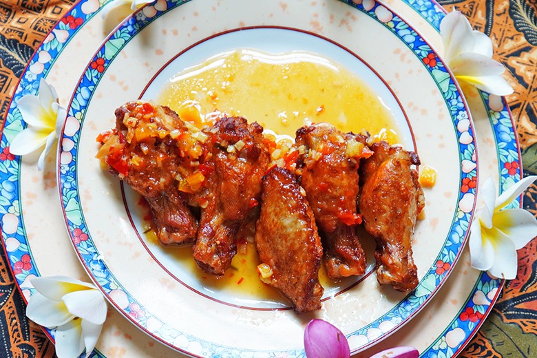 Frittierte Hühnerflügel in würzig-scharfer Sauce