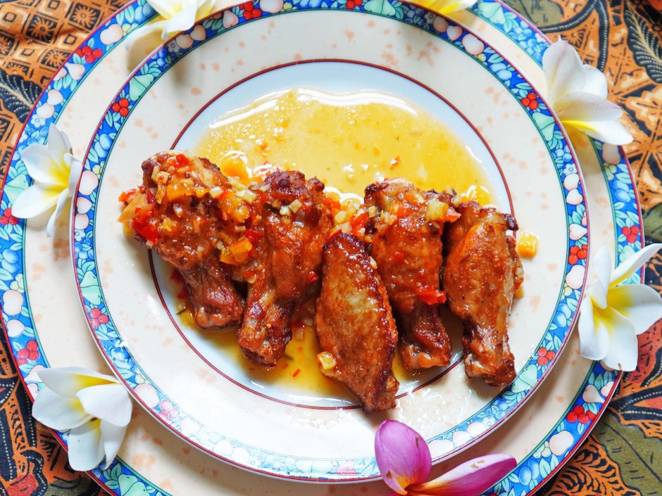 Frittierte Hühnerflügel in würzig-scharfer Sauce