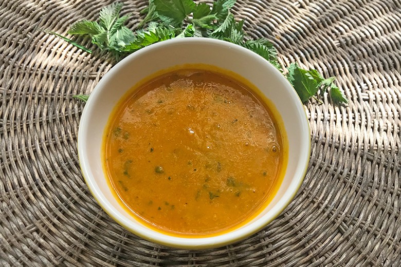 Kürbissuppe mit Brennnesselspitzen