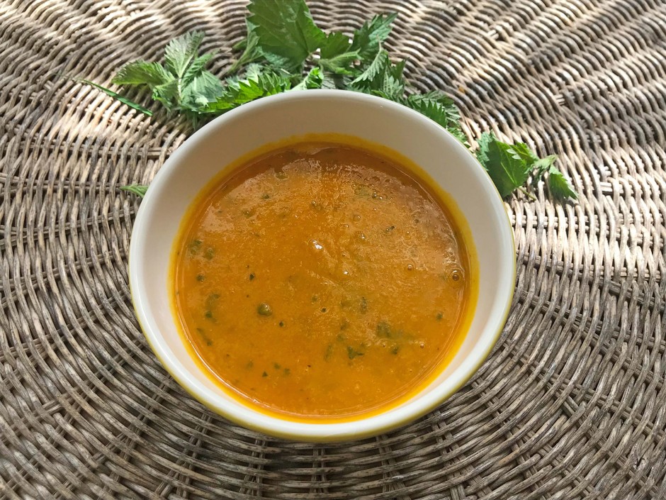 Kürbissuppe mit Brennnesselspitzen