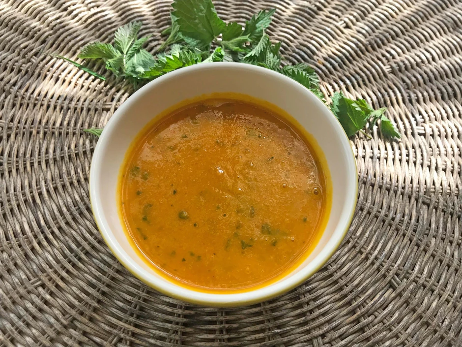 Kürbissuppe mit Brennnesselspitzen