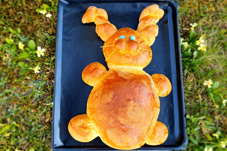 Osterhase aus Germteig
