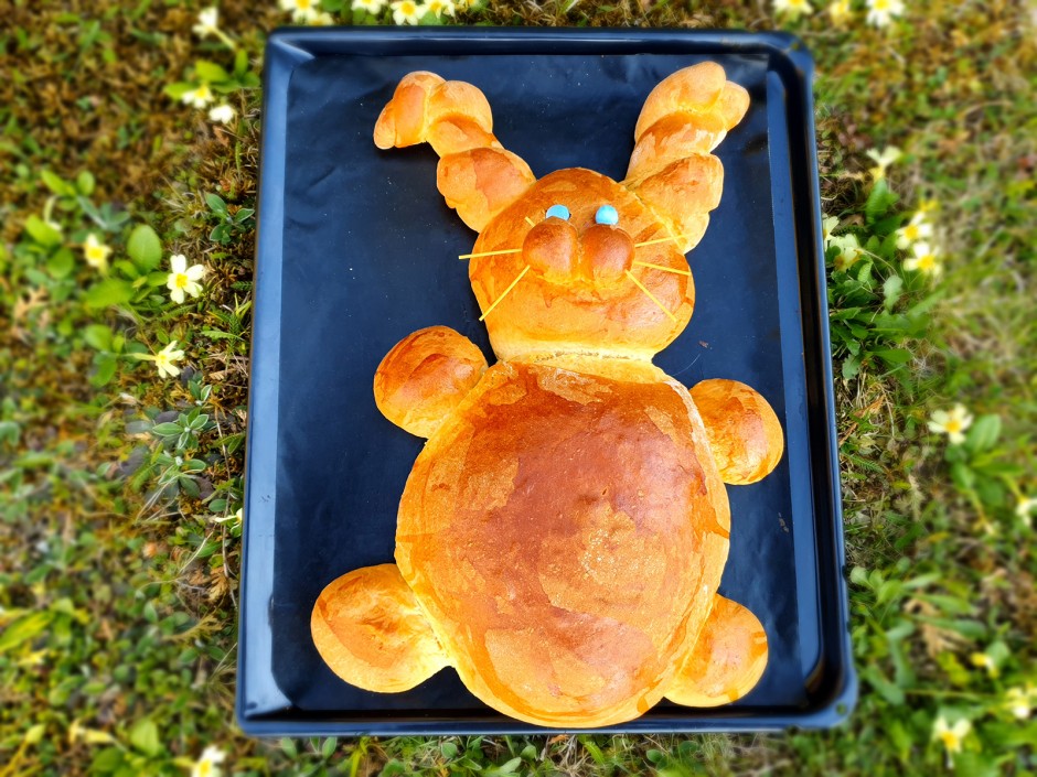 Osterhase aus Germteig