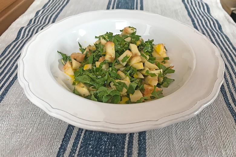 Löwenzahn-Apfel-Salat