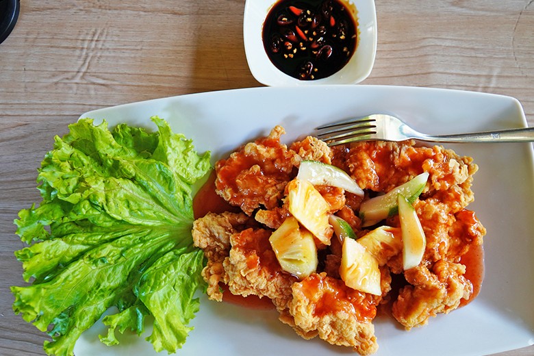 Frittierte Hühnerbrust mit Sambal