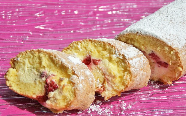 Topfenrolle mit Erdbeeren