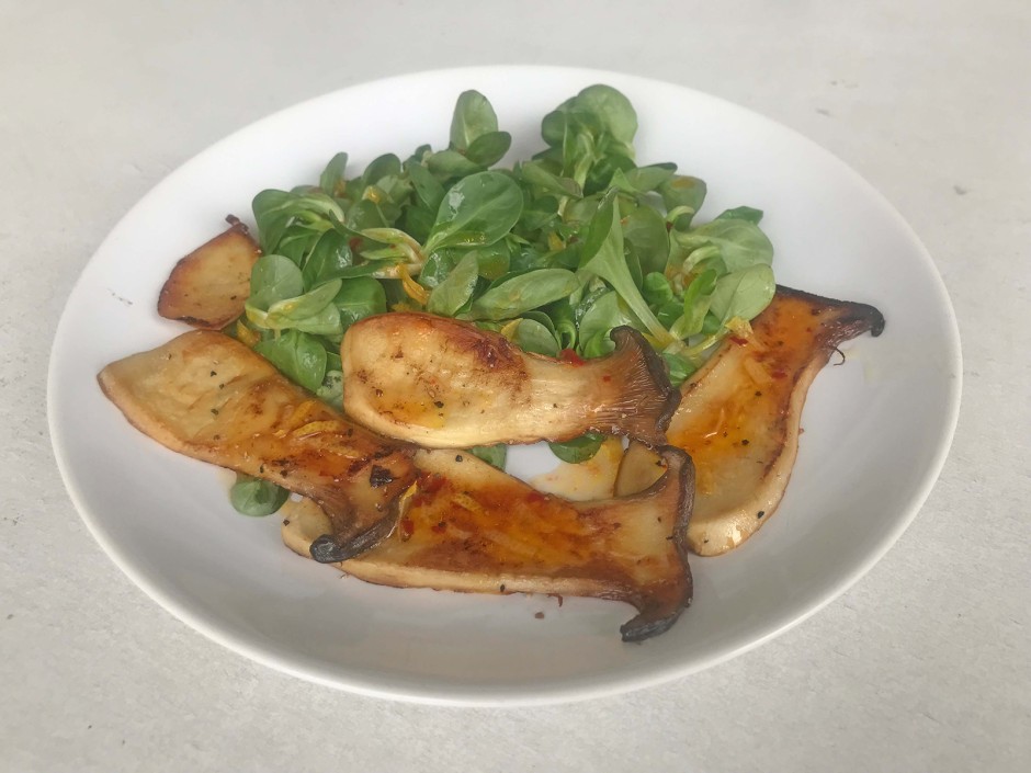 Kräutersaitlinge auf Vogerlsalat