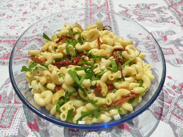 Nudelsalat mit getrockneten Tomaten
