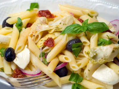 Mediterraner Nudelsalat